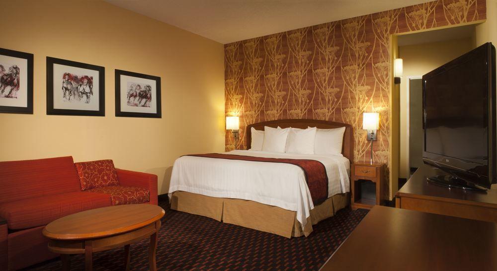Courtyard Louisville Airport Екстериор снимка
