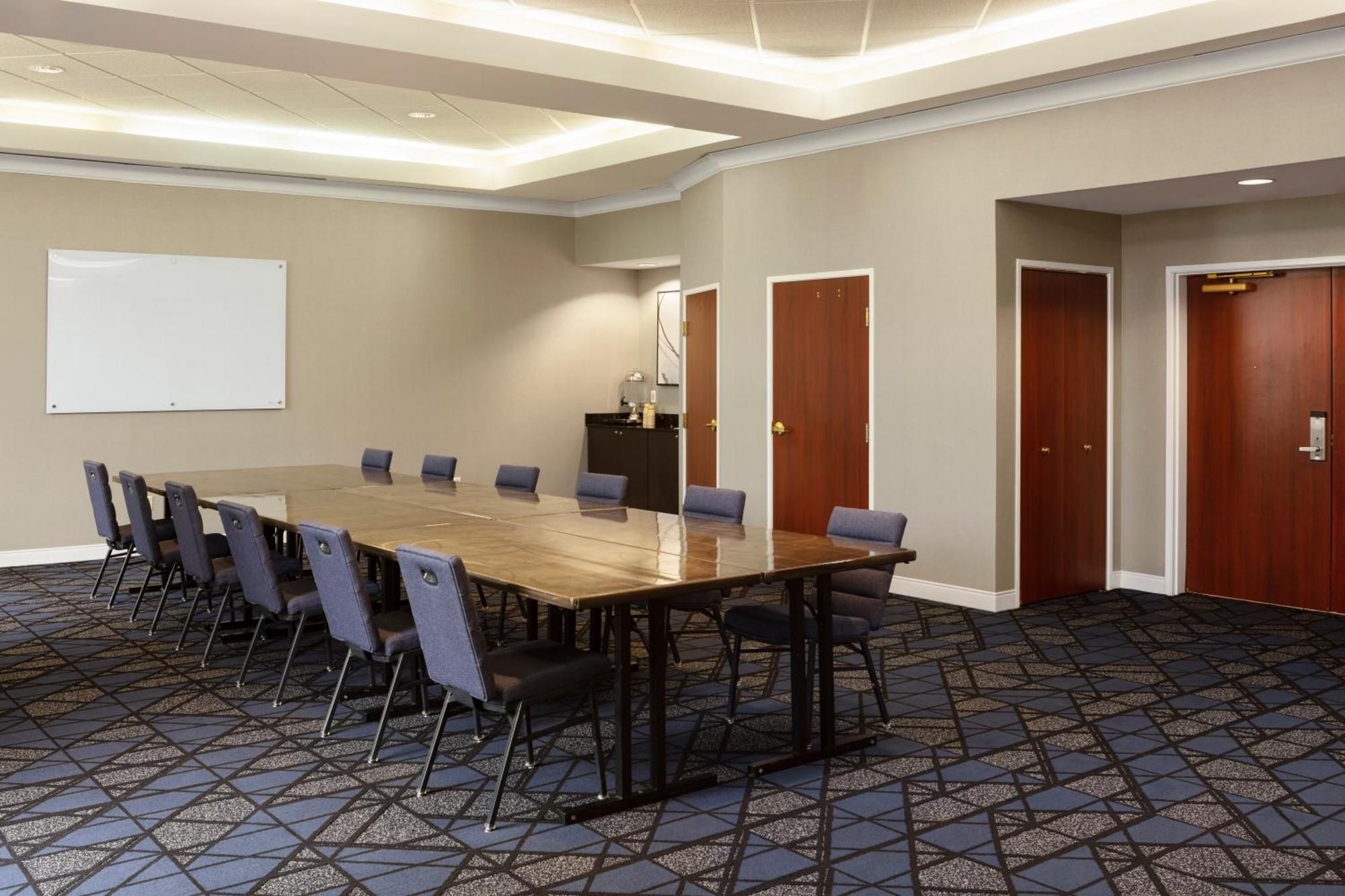 Courtyard Louisville Airport Екстериор снимка
