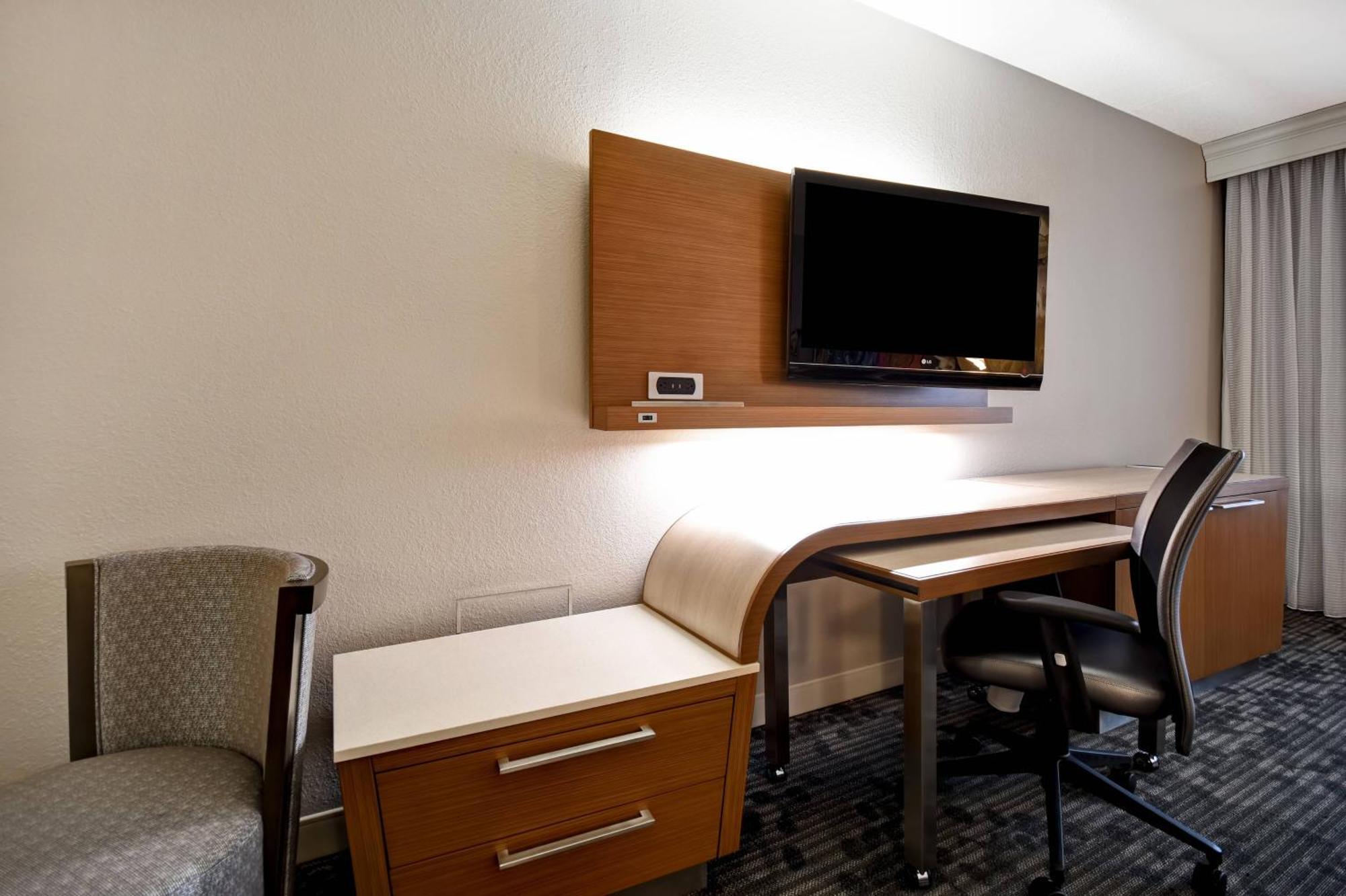 Courtyard Louisville Airport Екстериор снимка