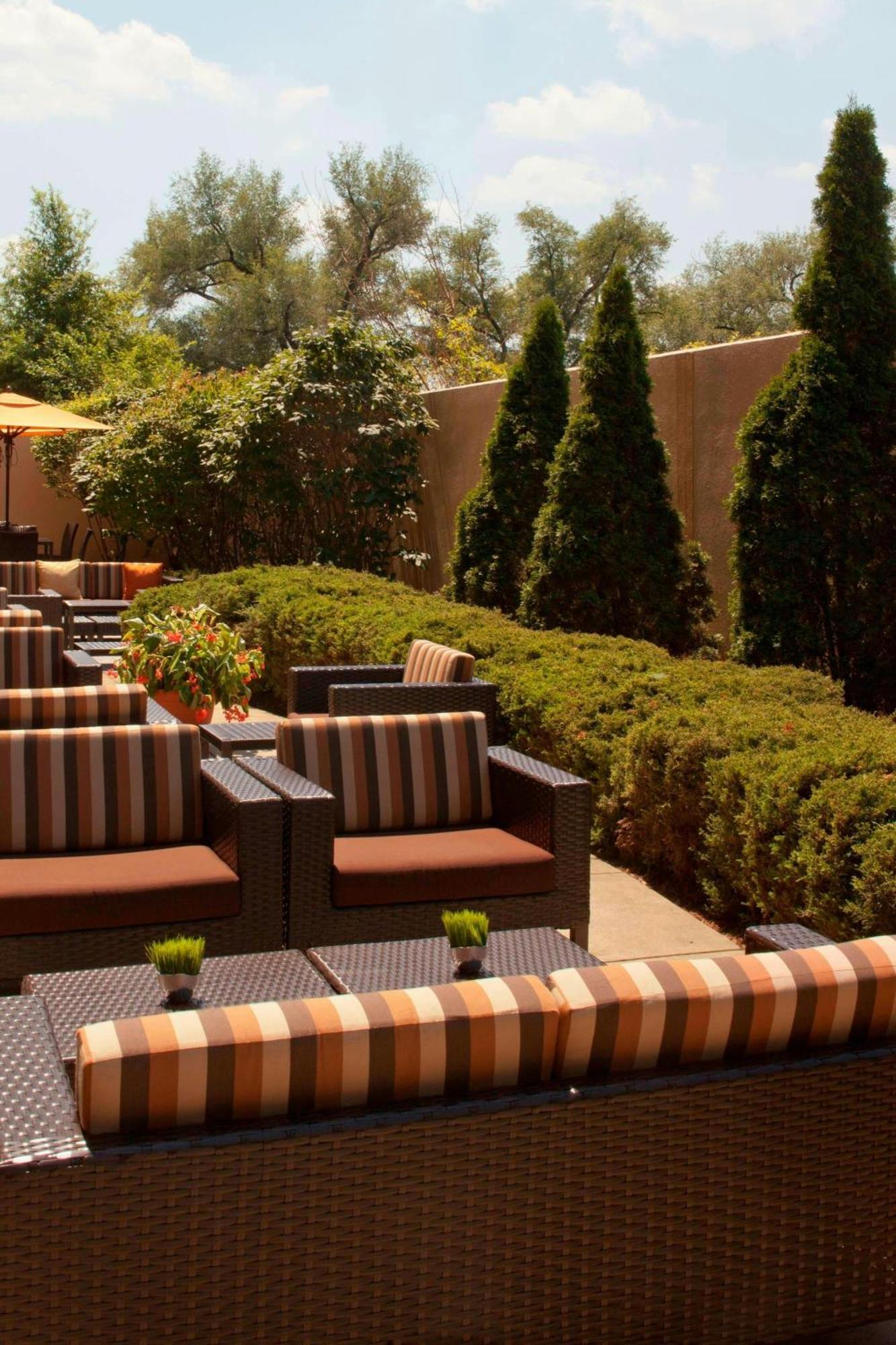Courtyard Louisville Airport Екстериор снимка